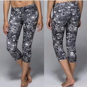 Lululemon Athletica Black and Gray Patterned Capris